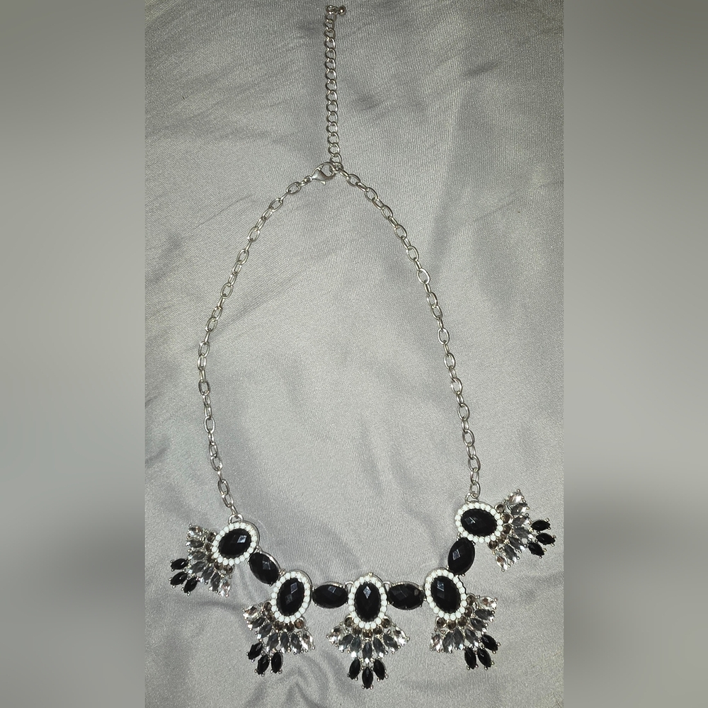 Elegant Black and Silver Necklace - Picture 2 of 2